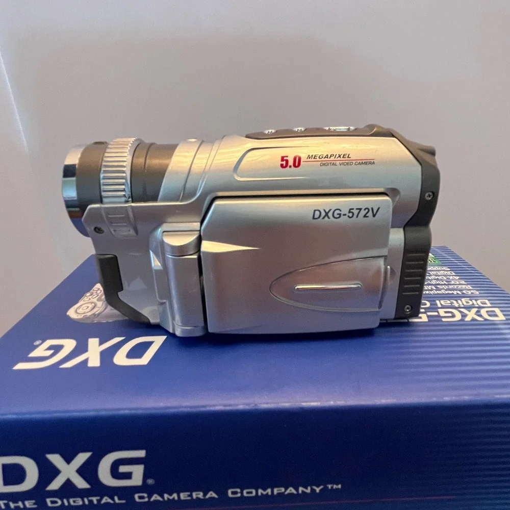 DXG Digital Camcorder Silver DXG-572V 5MP 4X Zoom EUC
